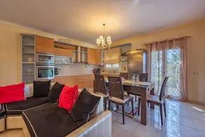 Child-friendly holiday apartment with hot tub - Image 4