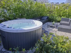 Fine bungalow with garden and wellness - Image 5