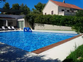 Wonderful holiday apartment with terrace, BBQ & pool - Image 2