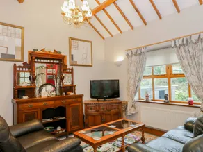 Cottage with garden & hot tub - Image 2