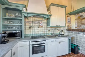 Flat with garden & pool - Image 5