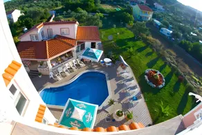 Apartment with garden, pool & terrace - Image 4