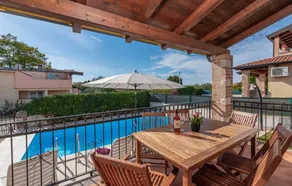 Villa mit Terrasse, privatem Pool und Garten - Image 3