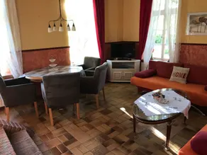 Apartment with garden - Image 3