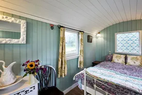 Charming Shepherd’s Hut with Countryside Views near Holt in Briston, Norfolk - Image 3