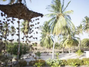 Casa con piscina, terraza y jardín - Image 3