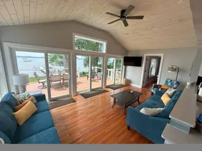 Large Newly Remodeled Lake House Right on the Water Sleeps 24 - Image 2