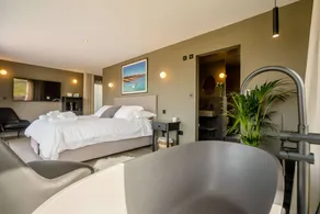 Cottage with terrace, hot tub & garden - Image 4