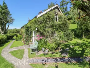 Cottage with barbeque & garden - Image 3