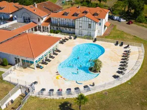 Apartment with heated pool - Image 3