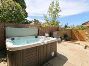Cottage with garden & hot tub - Image 4