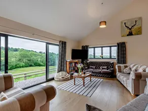 Cottage with hot tub & garden - Image 4