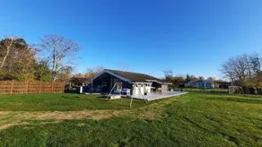 Holiday home with terrace & garden - Image 3