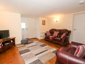 Family-oriented cottage with garden - Image 3