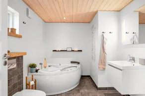 Child-friendly holiday home with garden, terrace & hot tub | Pets are welcome - Image 5