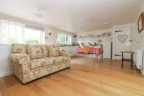 Cottage with terrace & garden - Image 4