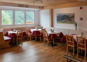 Family-friendly holiday home with pool, garden & terrace | Next to the ski | Suitable for remote work | Pet-friendly - Image 4