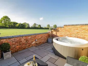 Cottage with garden & hot tub - Image 2