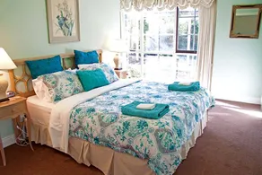 Stylish Holiday Accommodation with Lake Views near Kinglake, Victoria - Image 3