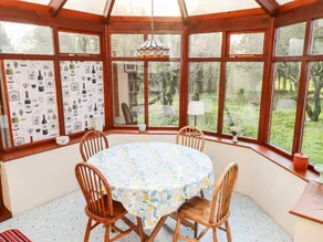 Family-oriented cottage with garden - Image 5