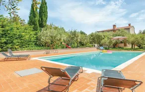 Agréable villa adaptée aux familles avec barbecue, terrasse et jardin | Vue ville - Image 2