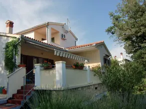 Holiday home with barbecue, terrace & garden - Image 3