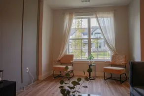 Loft, New Luxurious Large 3BR, Sleeps 9 + Parking - Image 5