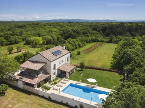 Holiday home with barbeque, private pool & hot tub - Image 4