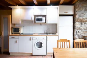 Apartment with barbecue, garden & pool - Image 4