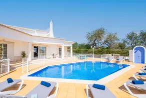 Villa avec jardin, barbecue et piscine privée - Image 4