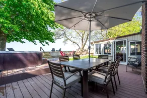 Picturesque Oceanfront Cottage with Hot-tub in Leamington, Ontario - Image 4