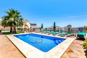 Villa avec terrasse, piscine privée et jardin | Vue ville | Parfaite pour le travail à distance - Image 2