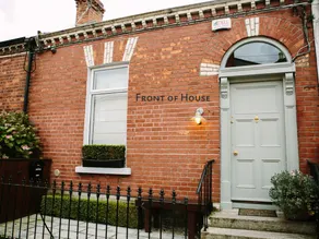 Cosy Home; Sleeps 10/11. City 15 minutes’ walk - Image 2