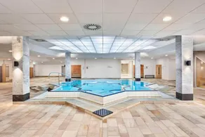 Apartment with pool, sauna & garden - Image 2