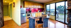 Luxury Cabin with Spa Amenities and Sublime Views near Sheffield, Tasmania - Image 3