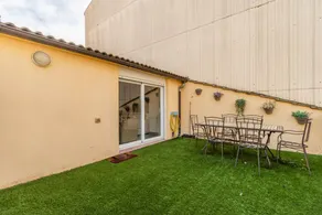 Appartement de vacances entièrement équipé avec terrasse | Vue ville - Image 3