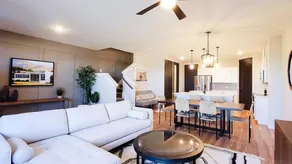Loop, Luxury Large 3BR, 3.5 Bath, Sleeps 9, Wifi - Image 2