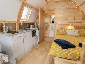 Cottage with hot tub & garden - Image 5