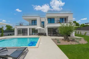 Children-friendly villa | Water view - Image 5