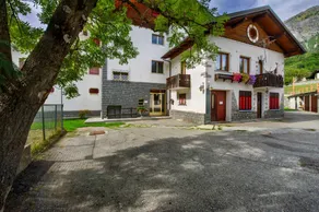 Fully equipped holiday apartment with barbecue & garden | Mountain view | Dogs allowed - Image 3