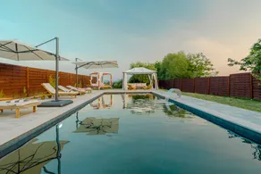 Voll ausgestattetes geräumiges Ferienhaus mit Grill, beheiztem Pool und Terrasse - Image 5