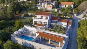 Ample holiday apartment with terrace, garden & private pool | Sea view - Image 2