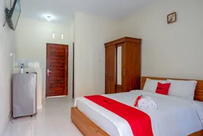 RedDoorz near Mertasari Beach - Image 4