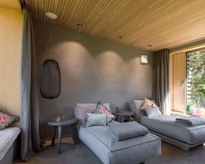 Merveilleux appartement de vacances convivial et familial avec jardin, sauna et piscine | Vue jardin - Image 3