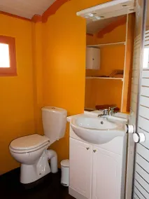 Bed and Breakfast 'Roulotte Esméralda' with Balcony, Wi-Fi and Air Conditioning - Image 4