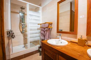 Bed and Breakfast 'Chambre Tulipes' with Shared Garden and Wi-Fi - Image 5