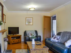 Family-friendly cottage with barbeque, hot tub & garden | Dogs allowed - Image 4