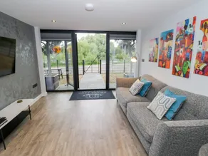 Cottage with garden & hot tub - Image 5