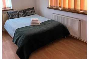 Roman Villa, Sleeps 8 With Parking and Garden - Image 3
