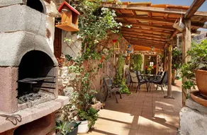 Holiday home with terrace, BBQ & garden | Mountain view - Image 3